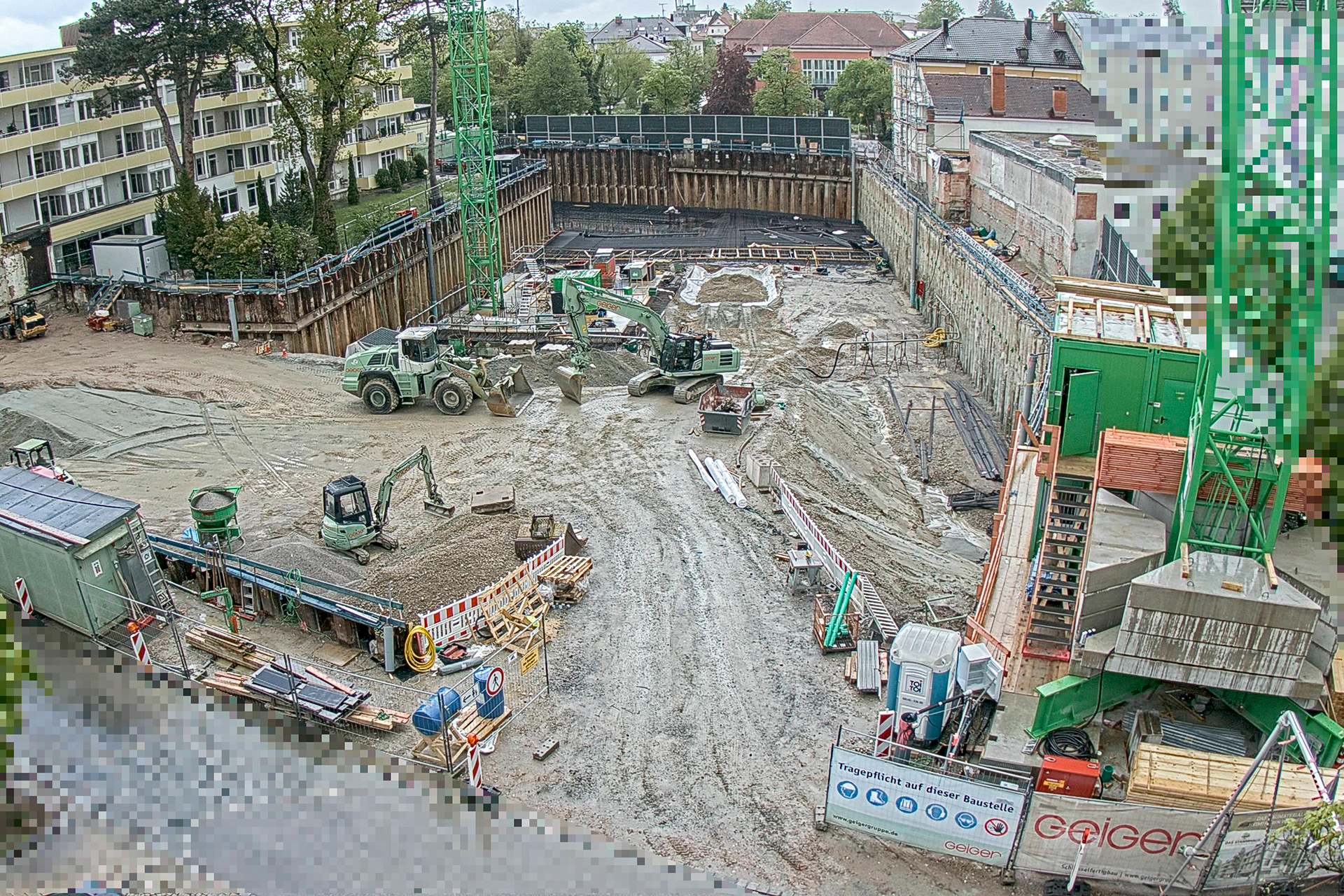 Holzwand mit markanter Maserung